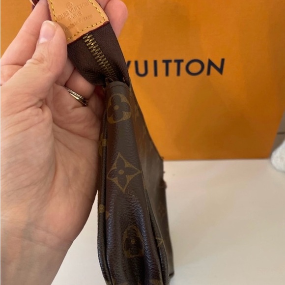 Louis Vuitton Pochette Monogram Purse - Picture 14 of 15